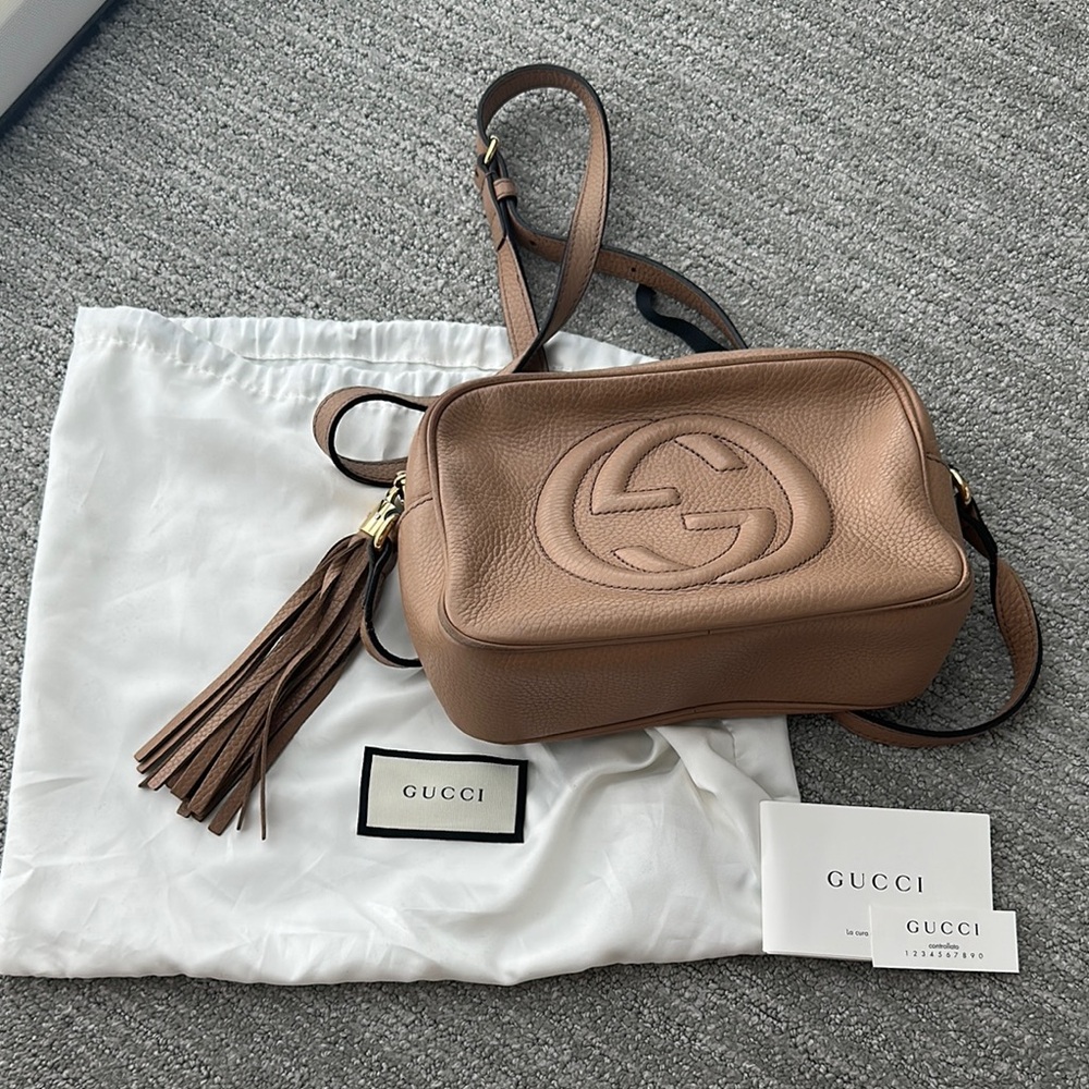 COPY - Gucci 
Pebbled Calfskin Small Soho Disco Bag Camelia - Picture 4 of 9